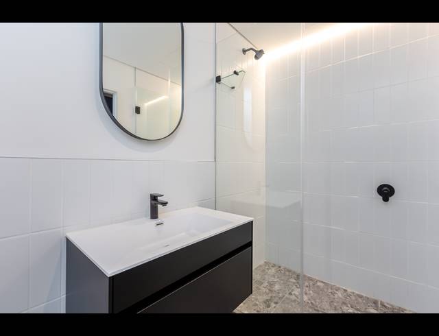 1 BEDROOM APARTMENT TO LET IN SEA POINT